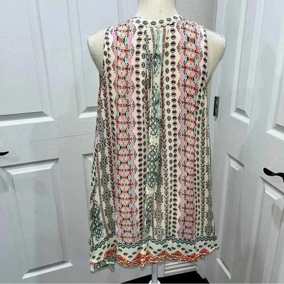 Altar’d State Sleeveless, keyhole front, boho, shark bite hem, top, tunic shirt - Picture 2 of 8